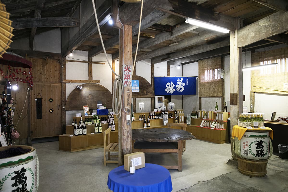 酒蔵内直売店・各種小売店・オンラインショップからご購入いただけます。